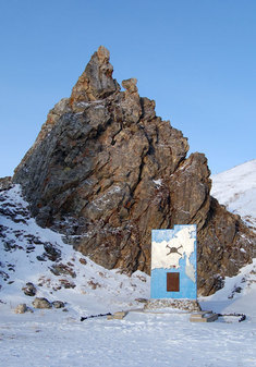 Памятный знак на месте высадки Первой Колымской геологической экспедиции