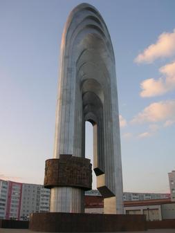 Памятник добычи 3 миллиардов тонн нефти