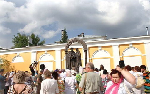 	Памятник Петру и Февронии Муромским