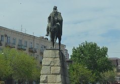 Памятник Махачу Дахадаеву