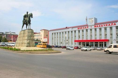 Памятник Махачу Дахадаеву