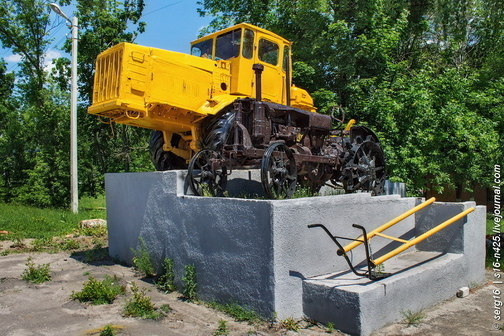 Нижнедевицк. Памятник тракторам