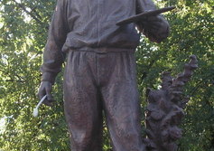 Памятник художнику Аркадию Пластову
