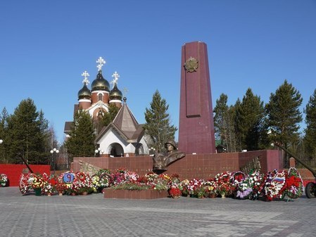 Вечный огонь и памятник второй мировой в Ноябрьске