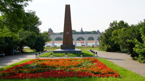 Обелиск в Ярославовом Дворище Великого Новгорода