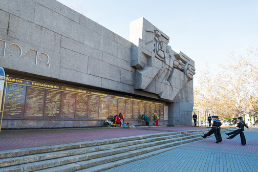 Мемориальная стена в честь героической обороны Севастополя 1941-1942 гг.