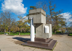 Памятник восстановителям города-героя Севастополя