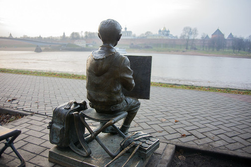 Скульптура Рисующий мальчик