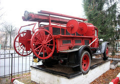 Памятник пожарной машине и пожарному насосу в Великом Новгороде