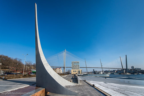 Памятный знак и обелиск в честь основания города во Владивостоке