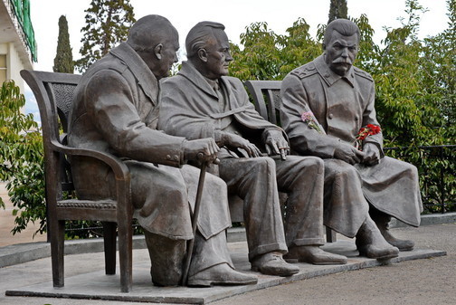 Памятник Большой тройке в Ливадии (Сталин, Рузвельт, Черчилль)