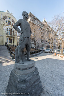 Памятник актеру Юлу Бриннеру