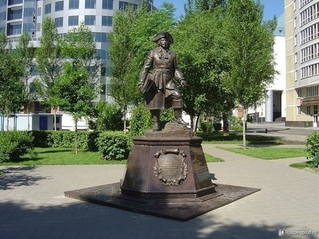 Памятник таможеннику