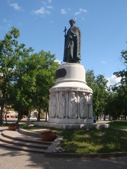 Памятник княгине Ольге скульптора Клыкова в Пскове