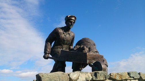 Монумент в честь строителей дороги Эгвекинот - Иультин 1946-1950 