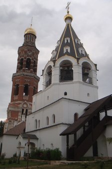 Малая шатровая колокольня Иоанно-Богословского монастыря в Пощупово