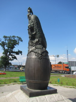 Памятник огурцу