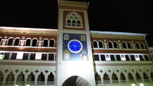 Часы на центральной башне Национальной художественной галереи в Йошкар-Оле