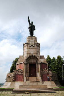 Памятник В.И.Ленину на постаменте монумента Дому Романовых