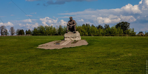памятник В.М. Шукшину на горе Пикет в селе Сростки