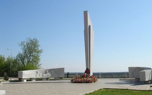 Памятник-обелиск «Воинам-кировчанам»