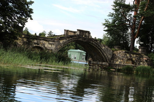 Горбатый мост в Гатчинском парке