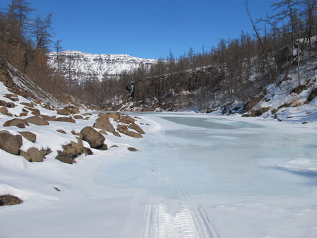 Каньон залитый замерзшей наледью на реке Хойси. Конец апреля.