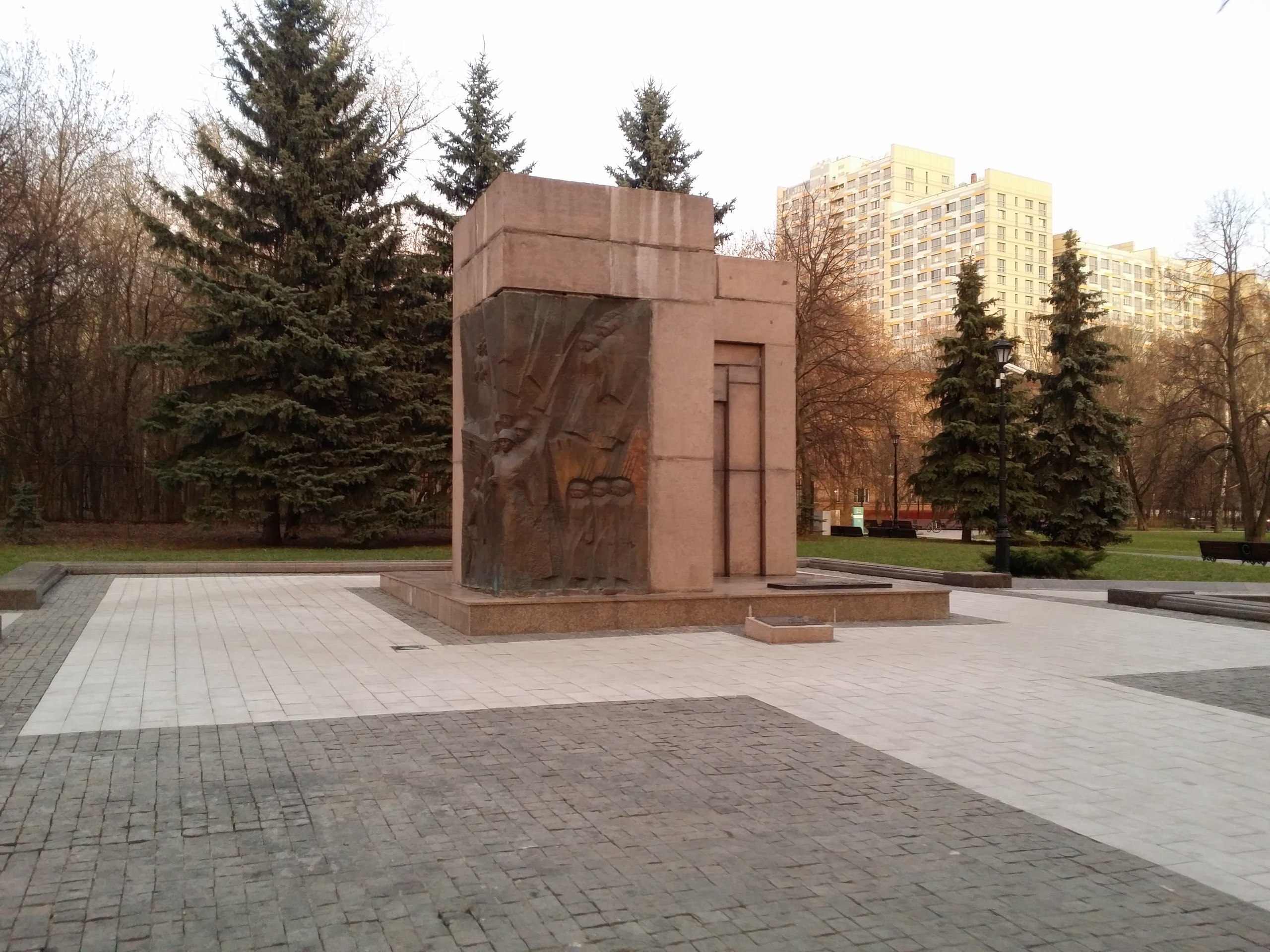 Памятник волонтерам