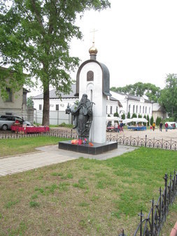 Памятник преп. Макарию Калязинскому