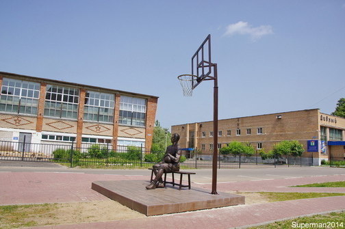 Памятник баскетболисту-победителю