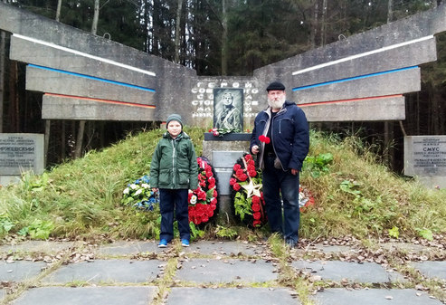 Братское захоронение Советских лётчиков (могила героя Советского Союза А. Н. Сторожакова)