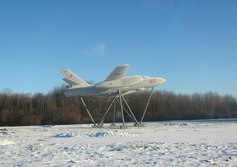 Памятник Авиаторам, самолет Ил-28