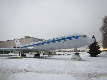 Памятник-самолет Ил-62