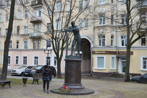 Памятник гимнасту Андрианову