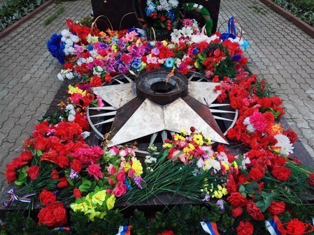 Вечный огонь и Памятник котлашанам, погибшим на фронте.