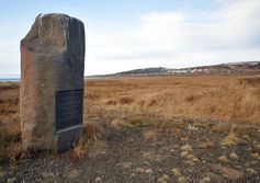 Памятный знак на месте основания поста Кусунай (ныне Ильинское) на западном побережье Сахалина.