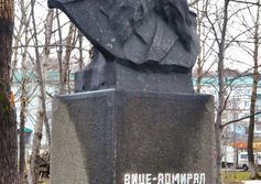 Памятник вице-адмиралу С.О.Макарову в городе Макаров (Селютора)