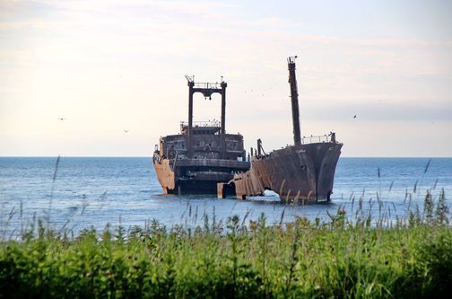  Руины японского портового ковша и останки судна возле мыса Ламанон.