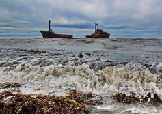  Руины японского портового ковша и останки судна возле мыса Ламанон.