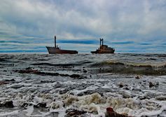  Руины японского портового ковша и останки судна возле мыса Ламанон.