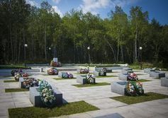 Обелиск и братская могила с мемориальным комплексом в Победино.