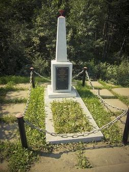 Братская могила советских воинов. Расположена в 8,3 км на север от села Победино.
