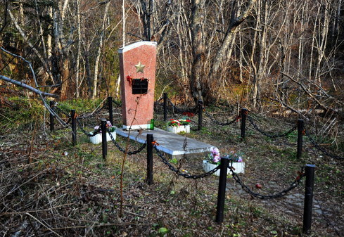 Памятник Неизвестному солдату или форумский памятник на старой Холмской трассе