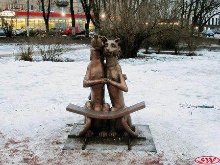 Скульптура-лавочка "Собака и кошка" в Сортавале
