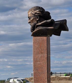Памятник Н.Г.Чернышевскому возле Вилюйского  музея П.Х.Староватова