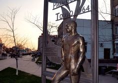 Памятник семикратному чемпиону Олимпийских игр Б.А.Шахлину в Ишиме.