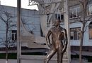 Памятник семикратному чемпиону Олимпийских игр Б.А.Шахлину в Ишиме.