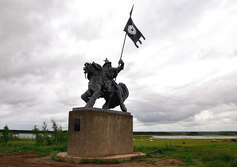 Памятник якутскому всаднику на трассе Колыма в Якутии 