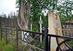 Памятник первому народному заслуженному артисту Якутии на трассе Колыма 