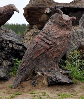Памятник птицам на трассе Колыма в Якутии  